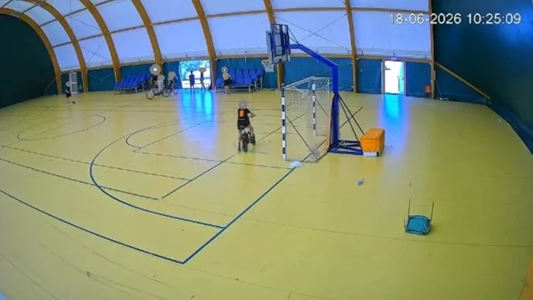 Interno del Palatenda con alcuni ragazzi ripresi dalle telecamere durante l'episodio di vandalismo