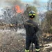 Vigile del fuoco impegnato nelle operazioni di spegnimento del vasto incendio sviluppatosi in contrada Pozzillo a Ragusa