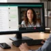 Interfaccia di WhatsApp Web su computer con videochiamata attiva e smartphone appoggiato sulla scrivania.