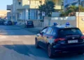 Auto dei Carabinieri in servizio a Scoglitti dopo il grave accoltellamento avvenuto nei pressi di un lido.