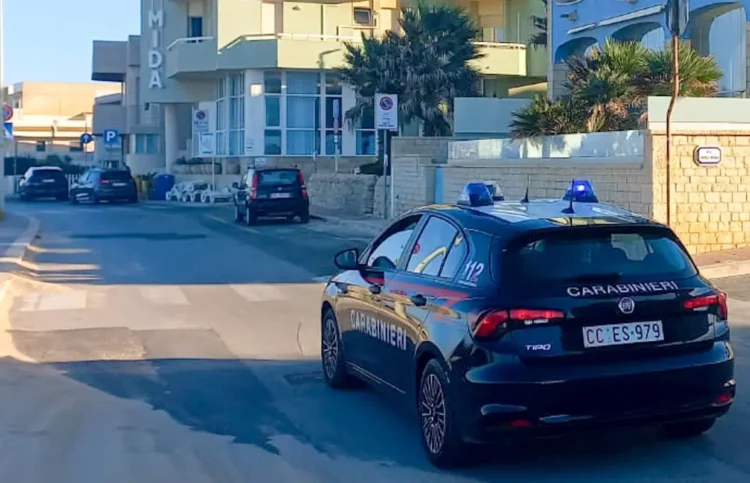 Auto dei Carabinieri in servizio a Scoglitti dopo il grave accoltellamento avvenuto nei pressi di un lido.