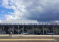 Facciata dell'Aeroporto civile di Comiso "Pio La Torre", al centro del dibattito sui nuovi gate annunciati nel piano di investimenti del 2024