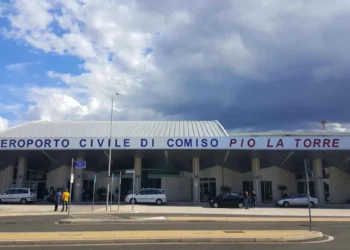 Facciata dell'Aeroporto civile di Comiso "Pio La Torre", al centro del dibattito sui nuovi gate annunciati nel piano di investimenti del 2024