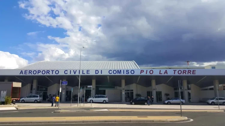 Facciata dell'Aeroporto civile di Comiso "Pio La Torre", al centro del dibattito sui nuovi gate annunciati nel piano di investimenti del 2024