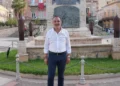 Andrea La Rosa posa davanti al monumento commemorativo in una piazza del centro storico di Vittoria