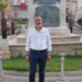 Andrea La Rosa posa davanti al monumento commemorativo in una piazza del centro storico di Vittoria