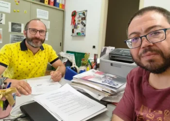 Il rappresentante di Anffas Modica e il presidente di Assoutenti Provincia di Ragusa firmano il protocollo d'intesa nella sede dell'associazione per avviare una collaborazione a tutela dei diritti delle persone con disabilità