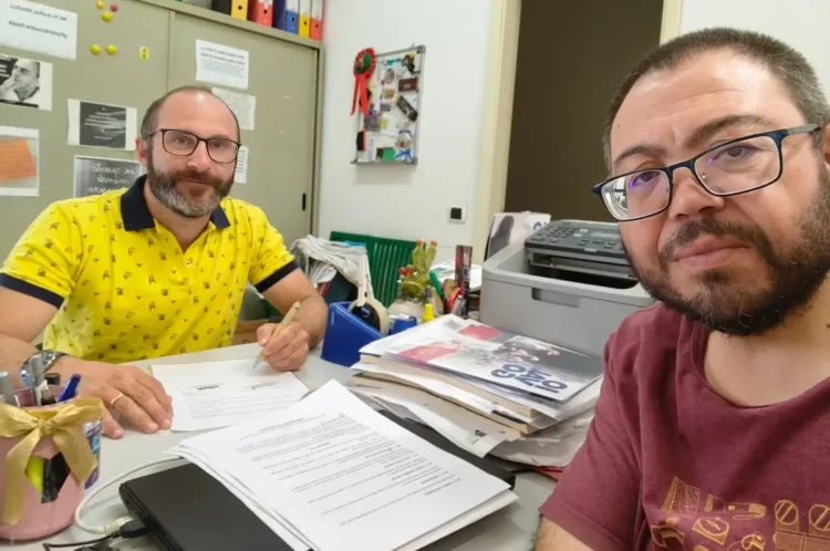 Il rappresentante di Anffas Modica e il presidente di Assoutenti Provincia di Ragusa firmano il protocollo d'intesa nella sede dell'associazione per avviare una collaborazione a tutela dei diritti delle persone con disabilità