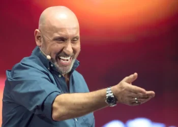 Maurizio Battista durante una performance teatrale sul palco, protagonista dello spettacolo in programma a Messina.