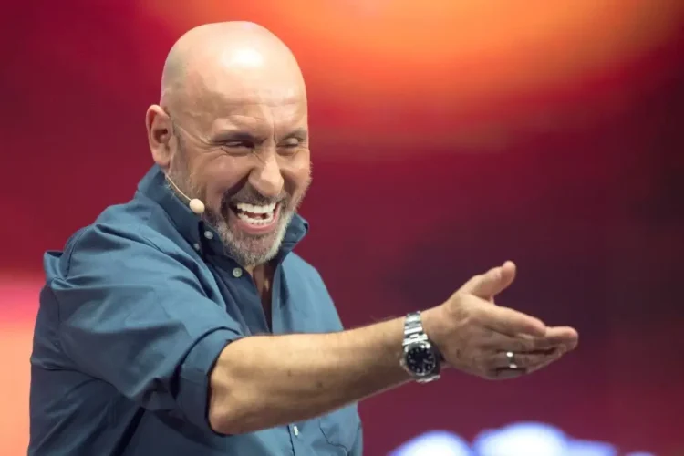 Maurizio Battista durante una performance teatrale sul palco, protagonista dello spettacolo in programma a Messina.