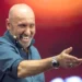 Maurizio Battista durante una performance teatrale sul palco, protagonista dello spettacolo in programma a Messina.