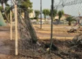 Rete metallica danneggiata all'ingresso dei campetti dei Gesuiti di Marina di Ragusa, attualmente chiusi e in attesa di interventi di riqualificazione
