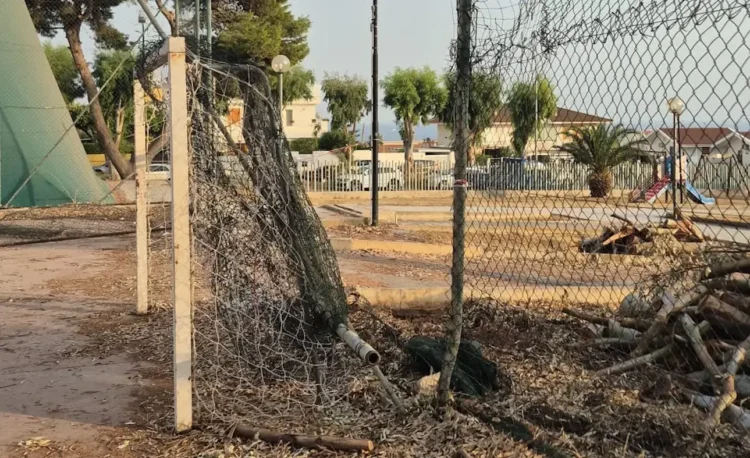 Rete metallica danneggiata all'ingresso dei campetti dei Gesuiti di Marina di Ragusa, attualmente chiusi e in attesa di interventi di riqualificazione
