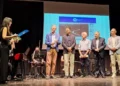 Cerimonia organizzata da Cna Pensionati Ragusa al teatro Don Bosco, con la consegna di riconoscimenti e l'omaggio a Paolino Gambuzza durante una serata dedicata a cultura, musica e memoria.