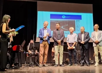 Cerimonia organizzata da Cna Pensionati Ragusa al teatro Don Bosco, con la consegna di riconoscimenti e l'omaggio a Paolino Gambuzza durante una serata dedicata a cultura, musica e memoria.
