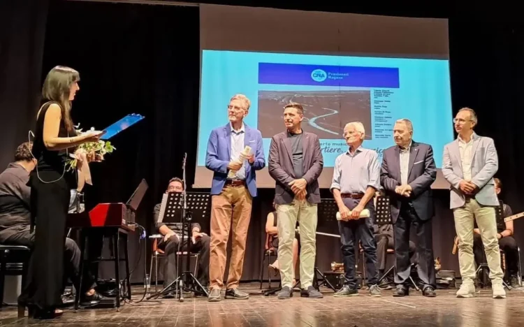 Cerimonia organizzata da Cna Pensionati Ragusa al teatro Don Bosco, con la consegna di riconoscimenti e l'omaggio a Paolino Gambuzza durante una serata dedicata a cultura, musica e memoria.