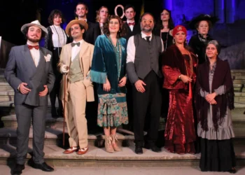 Gli attori della Compagnia G.o.D.o.T. in posa sulla scalinata del Castello di Donnafugata durante l'allestimento dello spettacolo A birritta cu 'i ciancianeddi, tratto da Luigi Pirandello