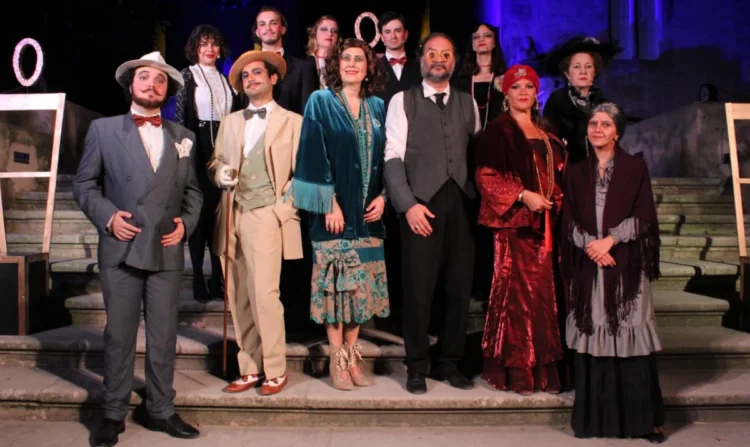 Gli attori della Compagnia G.o.D.o.T. in posa sulla scalinata del Castello di Donnafugata durante l'allestimento dello spettacolo A birritta cu 'i ciancianeddi, tratto da Luigi Pirandello