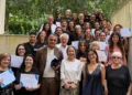 Partecipanti e organizzatori del Corso avanzato in Interventi assistiti con gli animali dell'ASP di Ragusa durante la consegna degli attestati finali.