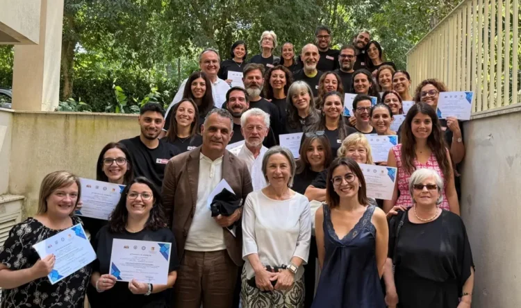 Partecipanti e organizzatori del Corso avanzato in Interventi assistiti con gli animali dell'ASP di Ragusa durante la consegna degli attestati finali.