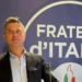 Luca Poidomani, coordinatore cittadino di Fratelli d'Italia a Ragusa, durante un intervento davanti al logo del partito.