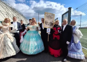 Figuranti del Corteo storico Città di Avola in abiti storici posano con lo stendardo della manifestazione durante la Festa degli Artisti alla Pinacoteca di Comiso