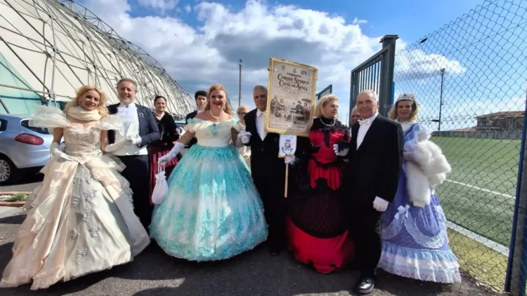 Figuranti del Corteo storico Città di Avola in abiti storici posano con lo stendardo della manifestazione durante la Festa degli Artisti alla Pinacoteca di Comiso