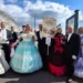 Figuranti del Corteo storico Città di Avola in abiti storici posano con lo stendardo della manifestazione durante la Festa degli Artisti alla Pinacoteca di Comiso
