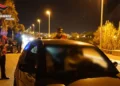 Carabinieri impegnati in un posto di controllo notturno a Santa Croce Camerina durante le indagini sull'aggressione avvenuta in una discoteca del litorale ibleo.