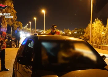 Carabinieri impegnati in un posto di controllo notturno a Santa Croce Camerina durante le indagini sull'aggressione avvenuta in una discoteca del litorale ibleo.