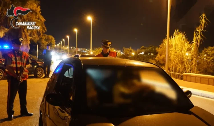 Carabinieri impegnati in un posto di controllo notturno a Santa Croce Camerina durante le indagini sull'aggressione avvenuta in una discoteca del litorale ibleo.