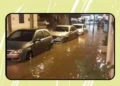 Auto parcheggiate parzialmente sommerse dall'acqua in una strada di Pozzallo durante un forte allagamento causato dal maltempo.