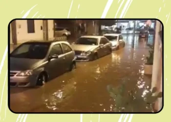 Auto parcheggiate parzialmente sommerse dall'acqua in una strada di Pozzallo durante un forte allagamento causato dal maltempo.
