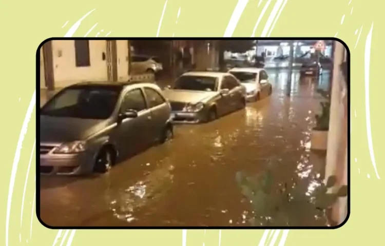 Auto parcheggiate parzialmente sommerse dall'acqua in una strada di Pozzallo durante un forte allagamento causato dal maltempo.