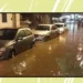 Auto parcheggiate parzialmente sommerse dall'acqua in una strada di Pozzallo durante un forte allagamento causato dal maltempo.