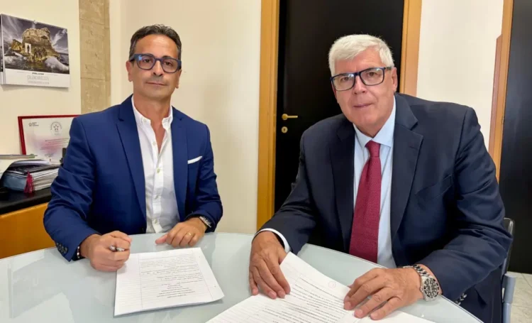 Luca Lucenti firma il contratto da direttore della Farmacia Ospedaliera dell'Asp di Ragusa