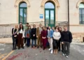 Il personale del Centro di pronta accoglienza (CPA) per le dipendenze patologiche posa in gruppo davanti all'ingresso della struttura all'ospedale Busacca di Scicli