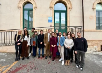 Il personale del Centro di pronta accoglienza (CPA) per le dipendenze patologiche posa in gruppo davanti all'ingresso della struttura all'ospedale Busacca di Scicli