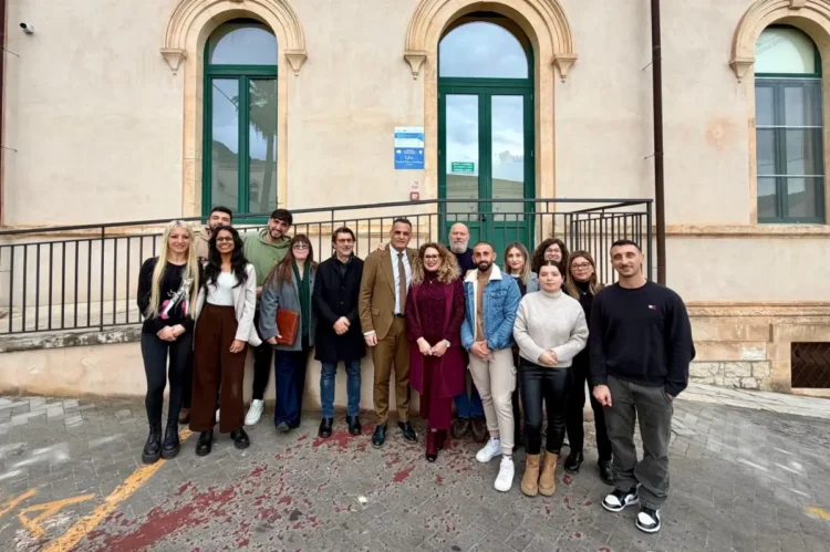 Il personale del Centro di pronta accoglienza (CPA) per le dipendenze patologiche posa in gruppo davanti all'ingresso della struttura all'ospedale Busacca di Scicli