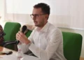 Il consigliere comunale di Ragusa Federico Bennardo interviene durante una conferenza, parlando al microfono della protesta dei medici di famiglia e della sanità territoriale