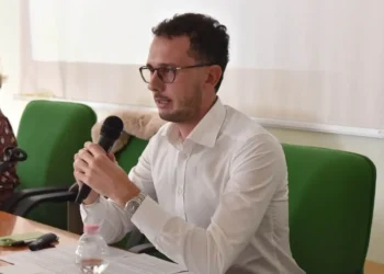 Il consigliere comunale di Ragusa Federico Bennardo interviene durante una conferenza, parlando al microfono della protesta dei medici di famiglia e della sanità territoriale