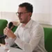 Il consigliere comunale di Ragusa Federico Bennardo interviene durante una conferenza, parlando al microfono della protesta dei medici di famiglia e della sanità territoriale