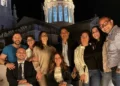 Componenti del gruppo consiliare IdeAzione posano in una foto di gruppo in piazza a Comiso, con la cupola della chiesa illuminata sullo sfondo durante una serata.