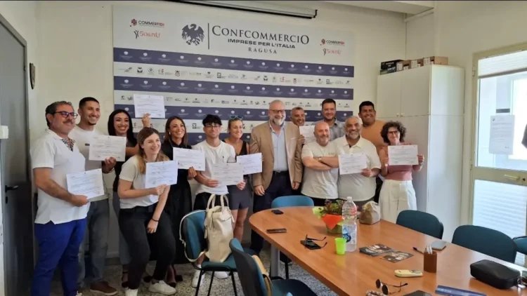 Partecipanti al secondo corso per agenti immobiliari durante la consegna degli attestati nella sede di Confcommercio Ragusa