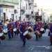 I Tamburi di Giarratana in costume medievale sfilano durante il MeMuFest lungo una strada del centro storico, accompagnati dal pubblico