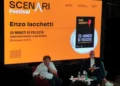 Enzo Iacchetti durante la presentazione del libro 25 minuti di felicità (Senza mai perdere la malinconia) al Festival Letterario Scenari 2026, sulla scalinata di San Giovanni a Modica