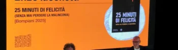 Enzo Iacchetti durante la presentazione del libro 25 minuti di felicità (Senza mai perdere la malinconia) al Festival Letterario Scenari 2026, sulla scalinata di San Giovanni a Modica