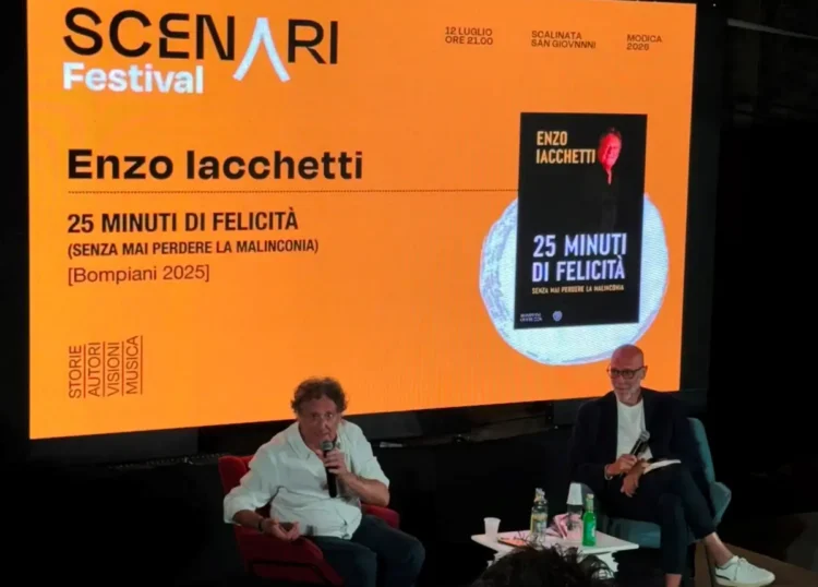 Enzo Iacchetti durante la presentazione del libro 25 minuti di felicità (Senza mai perdere la malinconia) al Festival Letterario Scenari 2026, sulla scalinata di San Giovanni a Modica