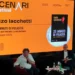 Enzo Iacchetti durante la presentazione del libro 25 minuti di felicità (Senza mai perdere la malinconia) al Festival Letterario Scenari 2026, sulla scalinata di San Giovanni a Modica