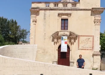 Il consigliere comunale Sergio Firrincieli davanti all'installazione temporanea collocata davanti all'ex chiesa di San Vincenzo Ferreri a Ragusa Ibla